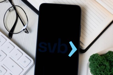 New York, ABD - 1 Haziran 2024: SVB Finansal Grup Logosu Telefon Ekranı, Şirket Simgesi.
