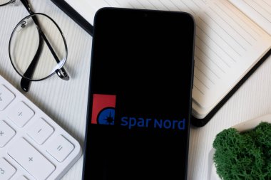 New York, ABD - 1 Haziran 2024: Spar Nord Bank Logosu Telefon Ekranı, Şirket Simgesi.