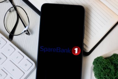 New York, ABD - 1 Haziran 2024: SpareBank 1 Logo Telefon Ekranı, Şirket Simgesi.