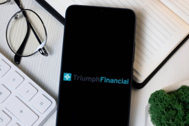 New York, ABD - 1 Haziran 2024: Telefon Ekranında Triumph Financial Logo, Şirket Simgesi.