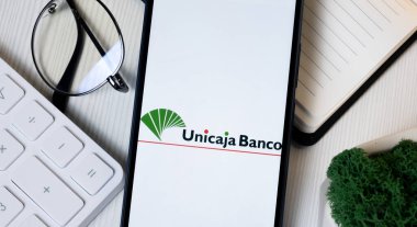 New York, ABD - 1 Haziran 2024: Unicaja Banco Logosu Telefon Ekranı, Şirket Simgesi.