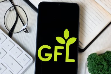 New York, ABD - 11 Haziran 2024: GFL Çevre Logosu Telefon Ekranı, Şirket Simgesi.