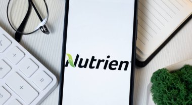 New York, ABD - 11 Haziran 2024: Telefon Ekranında Nutrien Logosu, Şirket Simgesi.