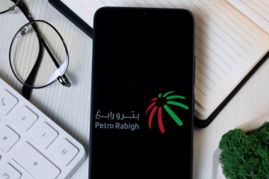 New York, ABD - 11 Haziran 2024: Petro Rabigh Logosu Telefon Ekranı, Şirket Simgesi.