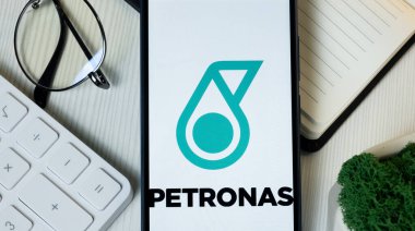 New York, ABD - 11 Haziran 2024: Petronas Logosu Telefon Ekranı, Şirket Simgesi.