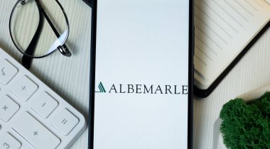 New York, ABD - 11 Haziran 2024: Telefon Ekranında Albemarle Logosu, Şirket Simgesi.