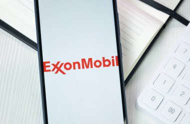 New York, ABD - 30 Haziran 2024: Exxon Mobil Logosu veya Telefon Ekranında Simge.