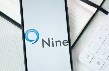 New York, ABD - 30 Haziran 2024: Telefon Ekranında Dokuz Enerji Hizmeti Logosu, Şirket Simgesi.