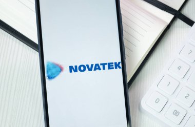 New York, ABD - 30 Haziran 2024: Novatek Logosu Telefon Ekranı, Şirket Simgesi.