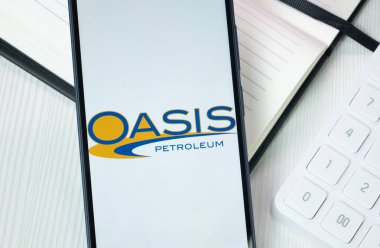 New York, ABD - 30 Haziran 2024: Oasis Petrol Logosu Telefon Ekranı, Şirket Simgesi.