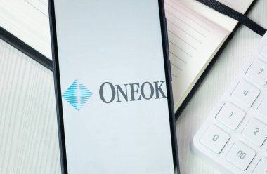 New York, ABD - 30 Haziran 2024: Oneok Logosu Telefon Ekranı, Şirket Simgesi.