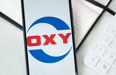 New York, ABD - 30 Haziran 2024: Batı Petrol Logosu Telefon Ekranı, Şirket Simgesi.
