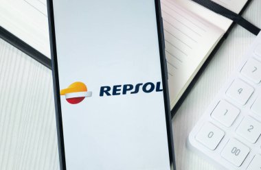 New York, ABD - 30 Haziran 2024: Telefon Ekranında Repsol Logosu, Şirket Simgesi.