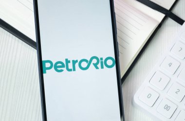 New York, ABD - 30 Haziran 2024: Petro Rio Logosu Telefon Ekranı, Şirket Simgesi.