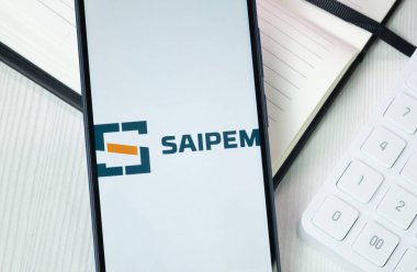 New York, ABD - 30 Haziran 2024: Saipem Logosu Telefon Ekranı, Şirket Simgesi.