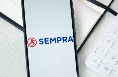 New York, ABD - 30 Haziran 2024: Sempra Enerji Logosu Telefon Ekranı, Şirket Simgesi.
