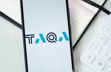 New York, ABD - 30 Haziran 2024: Telefon Ekranında TAQA Logosu, Şirket Simgesi.