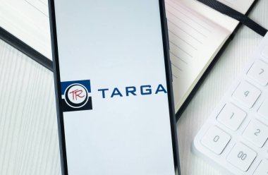 New York, ABD - 30 Haziran 2024: Targa Kaynakları Logosu Telefon Ekranı, Şirket Simgesi.