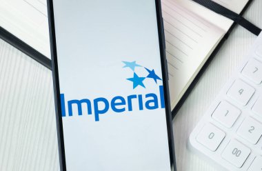 New York, ABD - 30 Haziran 2024: Imperial Oil Logosu Telefon Ekranında, Şirket Simgesi.