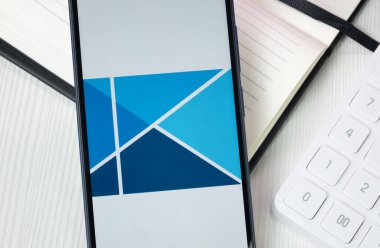 New York, ABD - 30 Haziran 2024: Kimbell Kraliyet Ortakları Logosu Telefon Ekranı, Şirket Simgesi.
