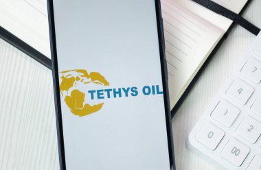 New York, ABD - 30 Haziran 2024: Tethys Petrol Logosu Telefon Ekranı, Şirket Simgesi.