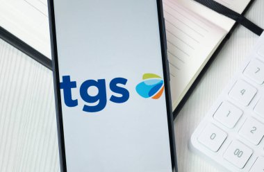 New York, ABD - 30 Haziran 2024: Transportadora de Gas del Sur Tgs Logo on Phone Screen, Company Icon.