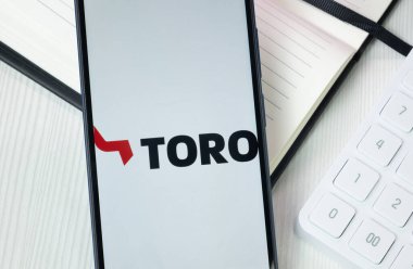 New York, ABD - 30 Haziran 2024: Toro Logosu Telefon Ekranında, Şirket Simgesi.