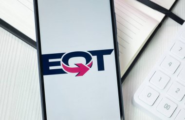 New York, ABD - 30 Haziran 2024: EQT Telefon Ekranında Şirket Logosu, Şirket Simgesi.