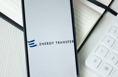 New York, ABD - 30 Haziran 2024: Telefon Ekranında Enerji Aktarım Logosu, Şirket Simgesi.