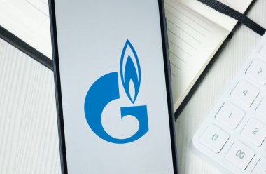 New York, ABD - 30 Haziran 2024: Gazprom Logosu Telefon Ekranı, Şirket Simgesi.