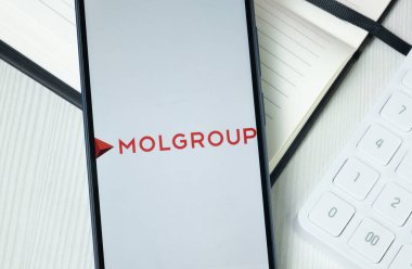 New York, ABD - 30 Haziran 2024: MOL Grup Logosu Telefon Ekranı, Şirket Simgesi.