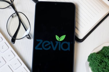 New York, ABD - 11 Haziran 2024: Zevia Logosu Telefon Ekranı, Şirket Simgesi.
