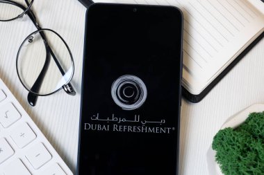 New York, ABD - 11 Haziran 2024: Dubai Tazeleme Logosu Telefon Ekranı, Şirket Simgesi.