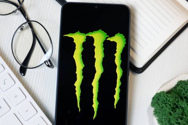 New York, ABD - 11 Haziran 2024: Monster Beverage Logosu Telefon Ekranında, Şirket Simgesi.