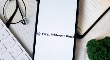 New York, ABD - 1 Haziran 2024: Birinci Midwest Bankası Logosu Telefon Ekranı, Şirket Simgesi.
