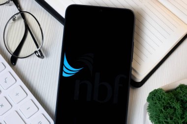 New York, ABD - 1 Haziran 2024: Ulusal Fujairah Bankası Logosu Telefon Ekranında, NBF Şirket Simgesi.