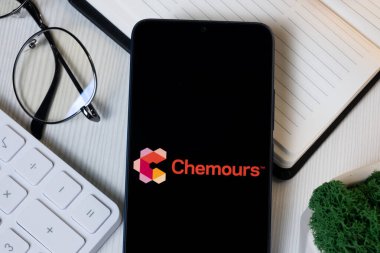New York, ABD - 11 Haziran 2024: Chemours Logosu Telefon Ekranında, Şirket Simgesi.