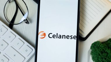 New York, ABD - 11 Haziran 2024: Celean Logosu Telefon Ekranında, Şirket Simgesi.