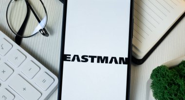 New York, ABD - 11 Haziran 2024: Eastman Kimyasal Logosu Telefon Ekranı, Şirket Simgesi.