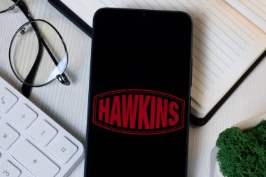 New York, ABD - 11 Haziran 2024: Hawkins Logosu Telefon Ekranı, Şirket Simgesi.
