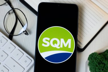 New York, ABD - 11 Haziran 2024: Sociedad Quimica y Minera Logosu Telefon Ekranı, SQM Company Icon.