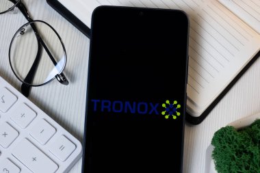 New York, ABD - 11 Haziran 2024: Tronox Logosu Telefon Ekranı, Şirket Simgesi.