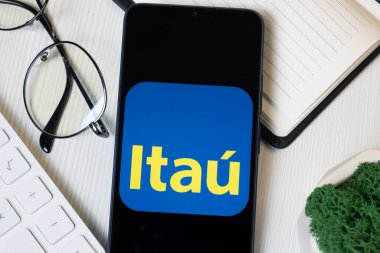 New York, ABD - 11 Haziran 2024: Itau Unibanco Logosu Telefon Ekranı, Şirket Simgesi.