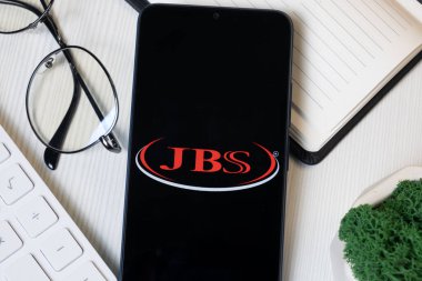New York, ABD - 11 Haziran 2024: JBS Logosu Telefon Ekranında, Şirket Simgesi.