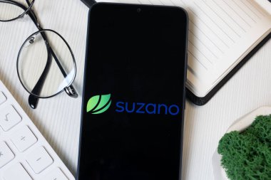 New York, ABD - 11 Haziran 2024: Suzano Logosu Telefon Ekranında, Şirket Simgesi.