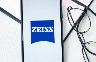 New York, ABD - 30 Haziran 2024: Zeiss Logosu veya Telefon Ekranında Simge.