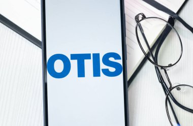 New York, ABD - 30 Haziran 2024: OTIS Logosu veya Telefon Ekranında Simge.