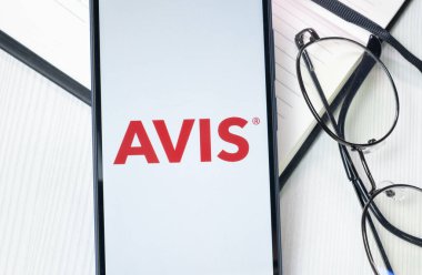 New York, ABD - 30 Haziran 2024: Avis Logosu veya Telefon Ekranında Simge.