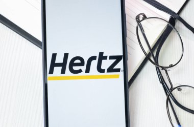 New York, ABD - 30 Haziran 2024: Hertz Logosu veya Telefon Ekranında Simge.