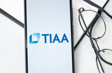 New York, ABD - 30 Haziran 2024: TIAA Logosu veya Telefon Ekranında Simgesi.